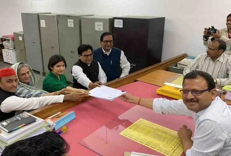हिंदी समाचार |डिंपल के रोड शो में अखिलेश...