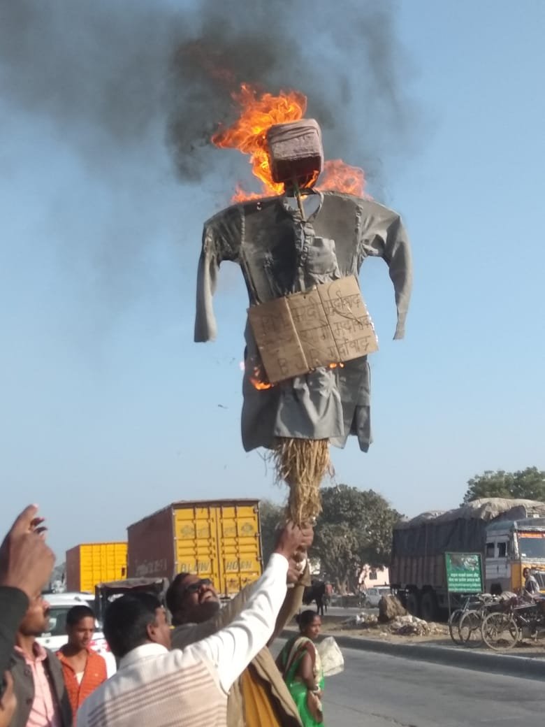 हिंदी समाचार |लखनऊ एअरपोर्ट पर अपमान तरीके...