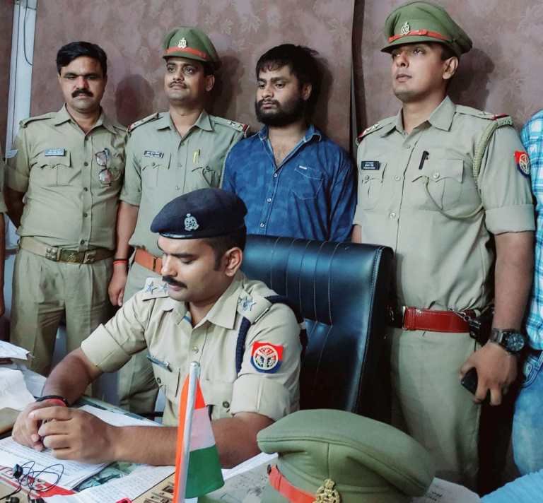 हिंदी समाचार |लंका पुलिस को चेकिंग के दौरान...