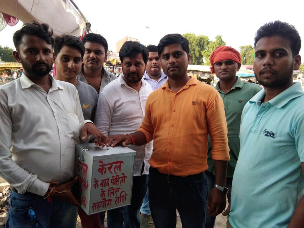 हिंदी समाचार |केरल में बाढ़ पीड़ितों के बीच...