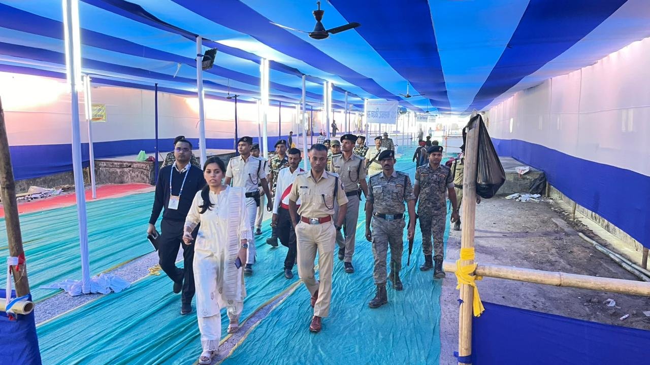 हिंदी समाचार |वज्रगृह का डीएम, एसपी एवं नगर...