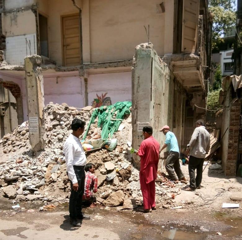 हिंदी समाचार |धोकादायक इमारत के बांधकाम पर...