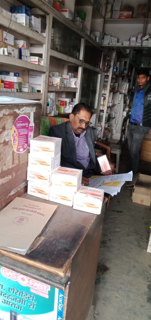 हिंदी समाचार |गोपीगंज में थोक औषधि विक्रेता...
