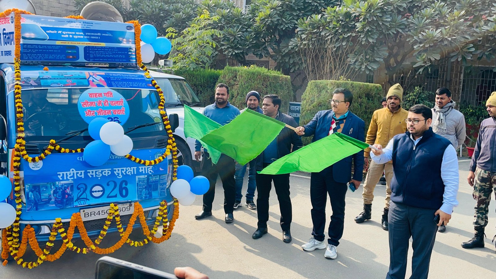 हिंदी समाचार |डीएम ने जागरूकता रथ को हरी...