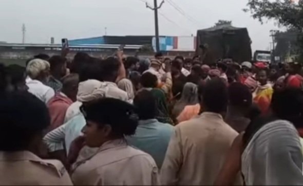 हिंदी समाचार | कंक्रीट लदे ट्रक ने बाइक में...