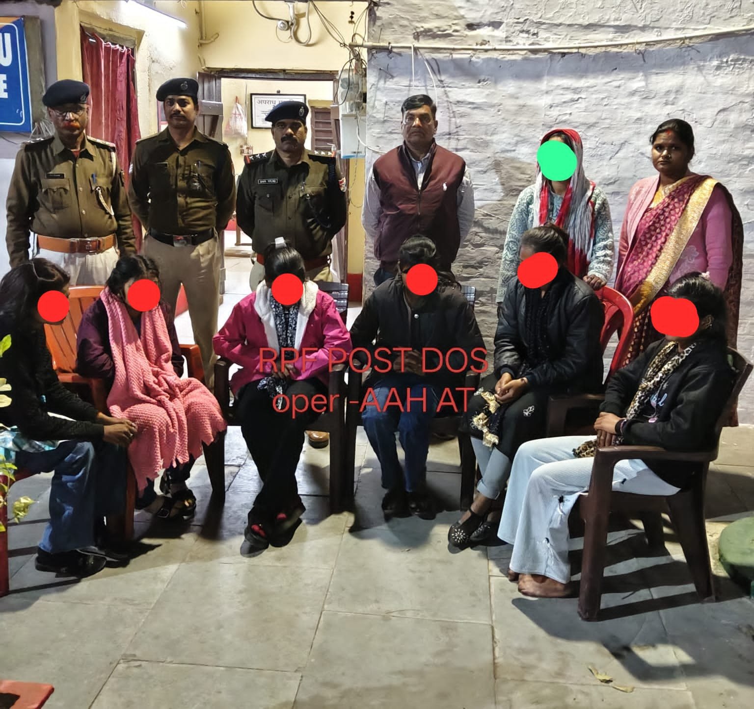 हिंदी समाचार |एक महिला ट्रैफिकर गिरफ्तार 06...