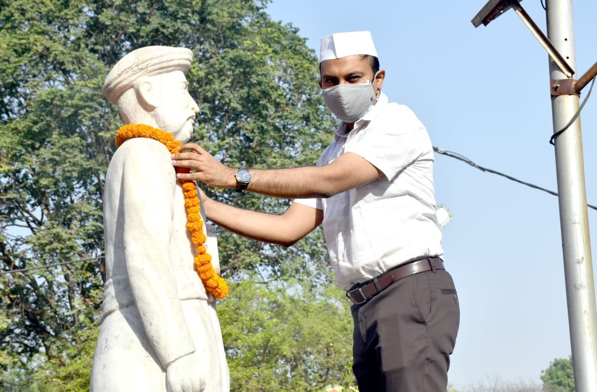 हिंदी समाचार |डीएम ने सोशल डिस्टेंस व...