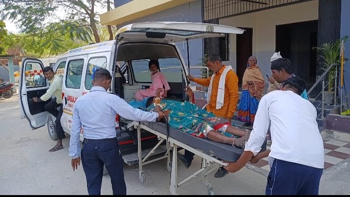 हिंदी समाचार | अनियंत्रित टेंपो डिवाइडर से...