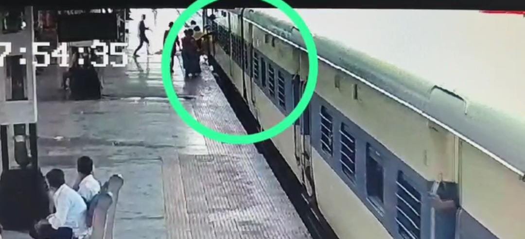 हिंदी समाचार |चलती ट्रेन में चढ़ने के दौरान...