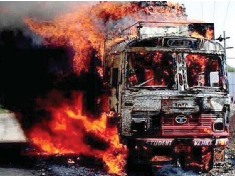 हिंदी समाचार |कपड़े से लदा ट्रक में आग