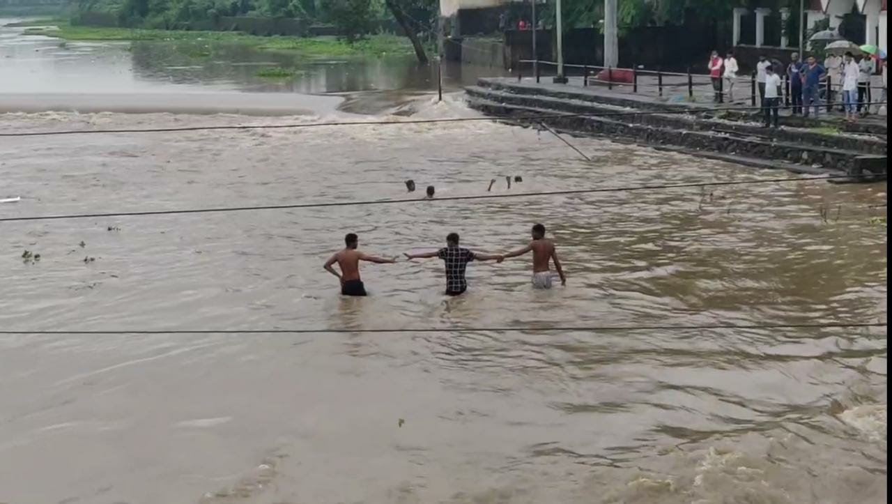 हिंदी समाचार |कामवारी नदी में डूबने से एक...
