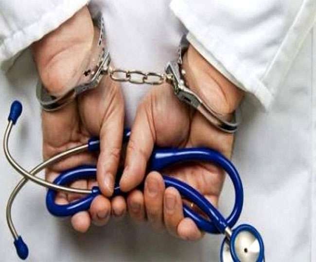 हिंदी समाचार |दो फर्जी डॉक्टरों पर गैर...