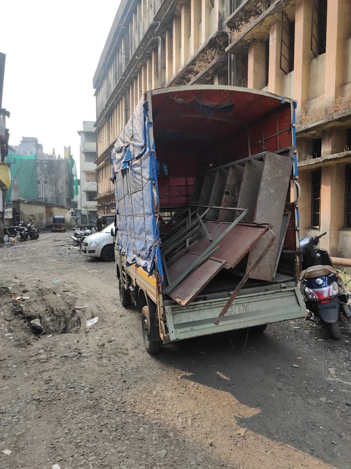 हिंदी समाचार |शिफ्टिंग के बहाने बेच दिया...