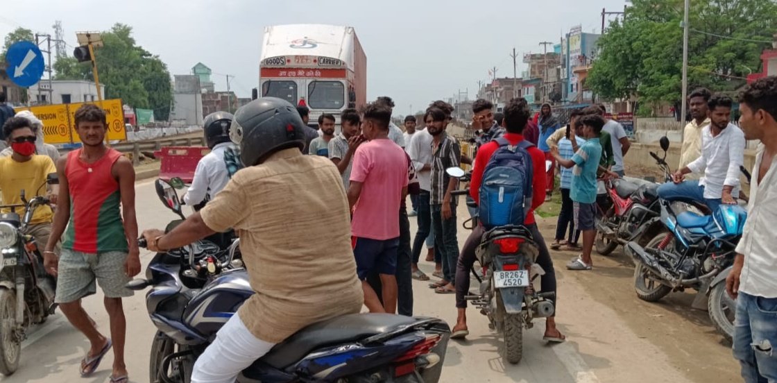हिंदी समाचार |सड़क की खराब स्थिति से लोगों...