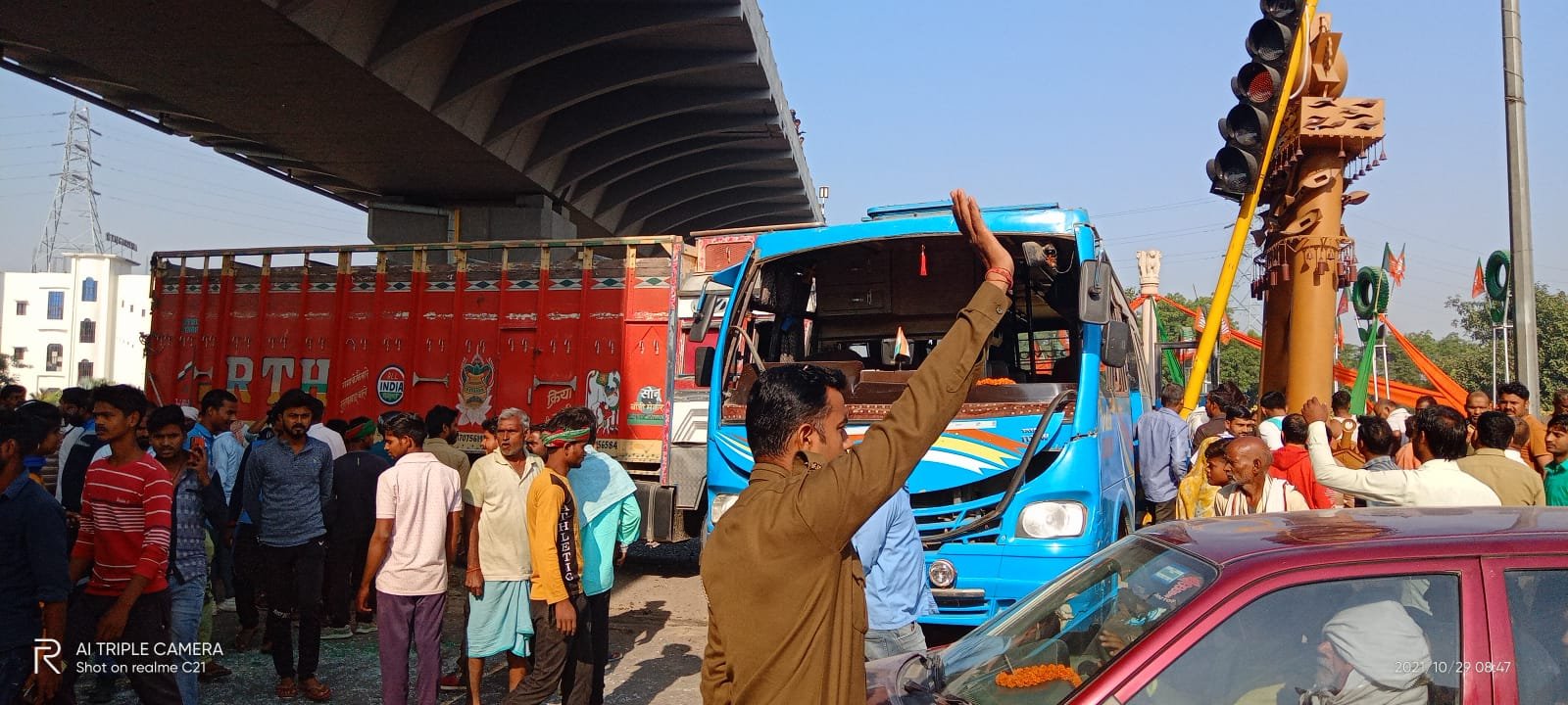 हिंदी समाचार |तेज रफ्तार बालू लदी ट्रक ने बस...