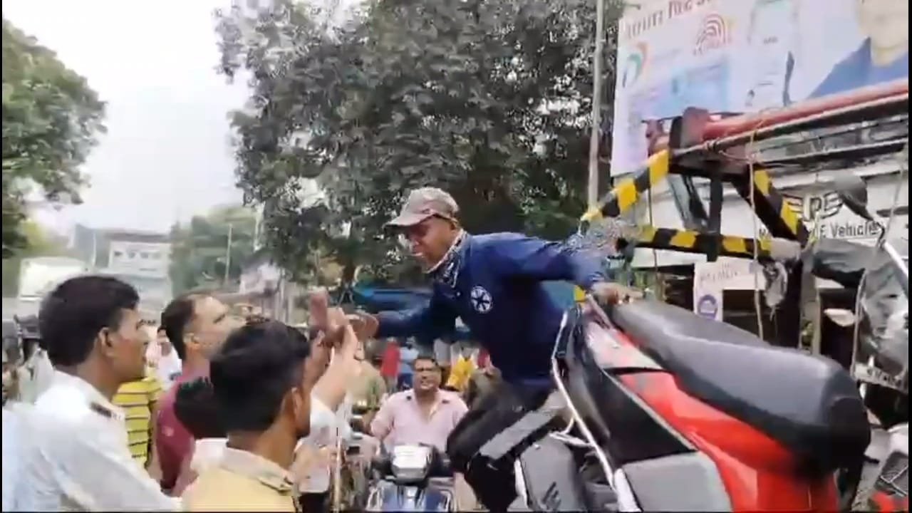 हिंदी समाचार |पुलिस के सामने टोविंग वैन...