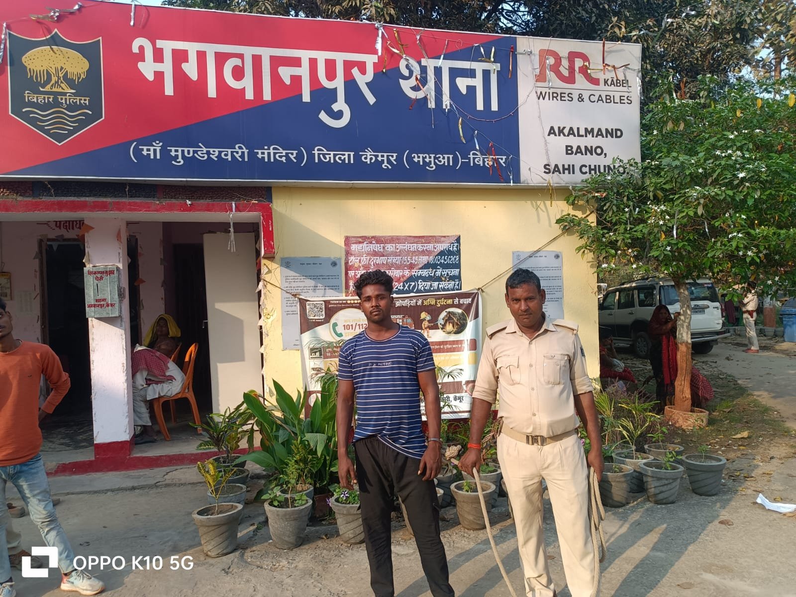 हिंदी समाचार | संध्या पैदल घर जा रहे मां के...