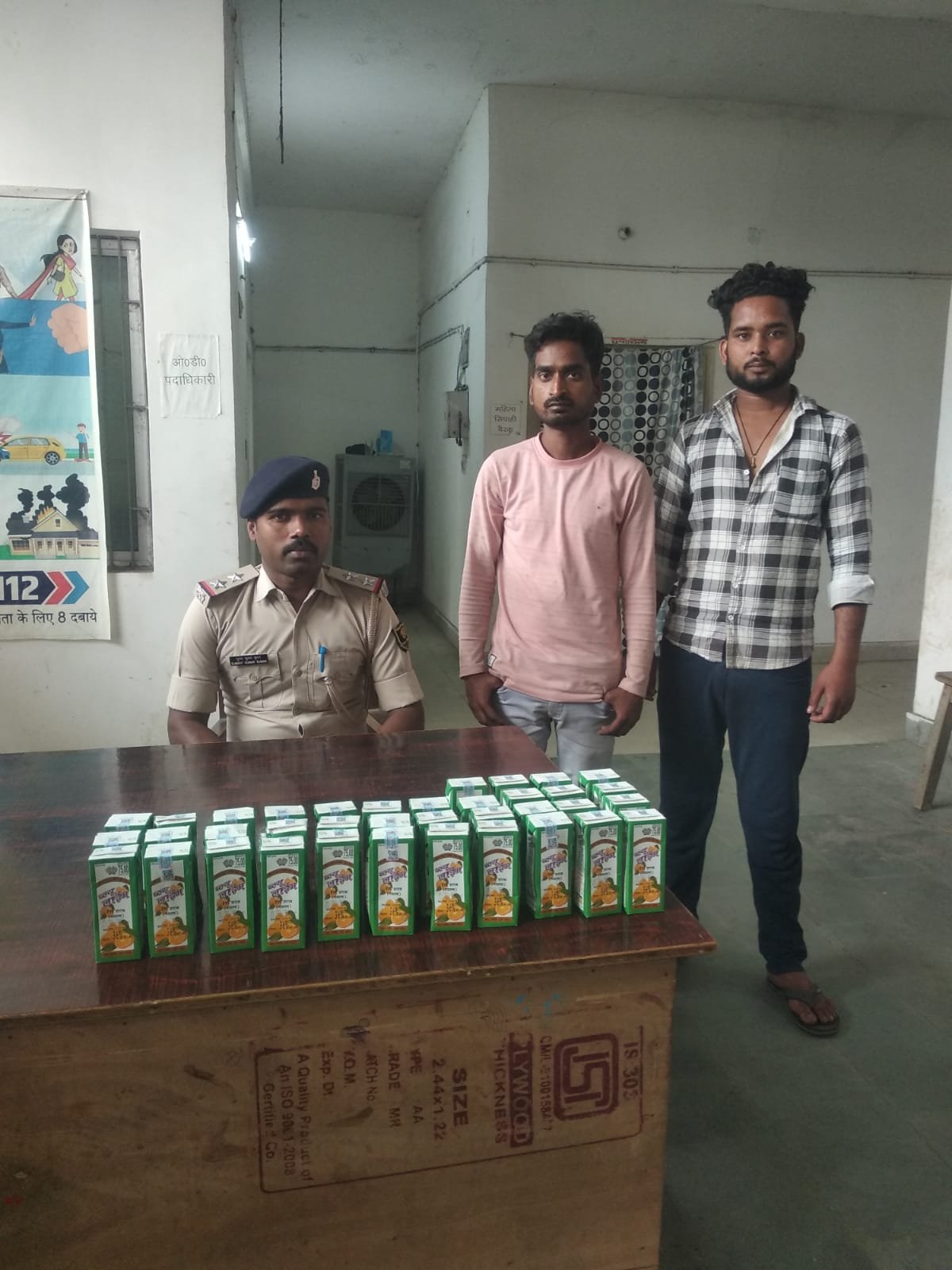 हिंदी समाचार | 7. 4 लीटर देशी शराब के साथ दो...