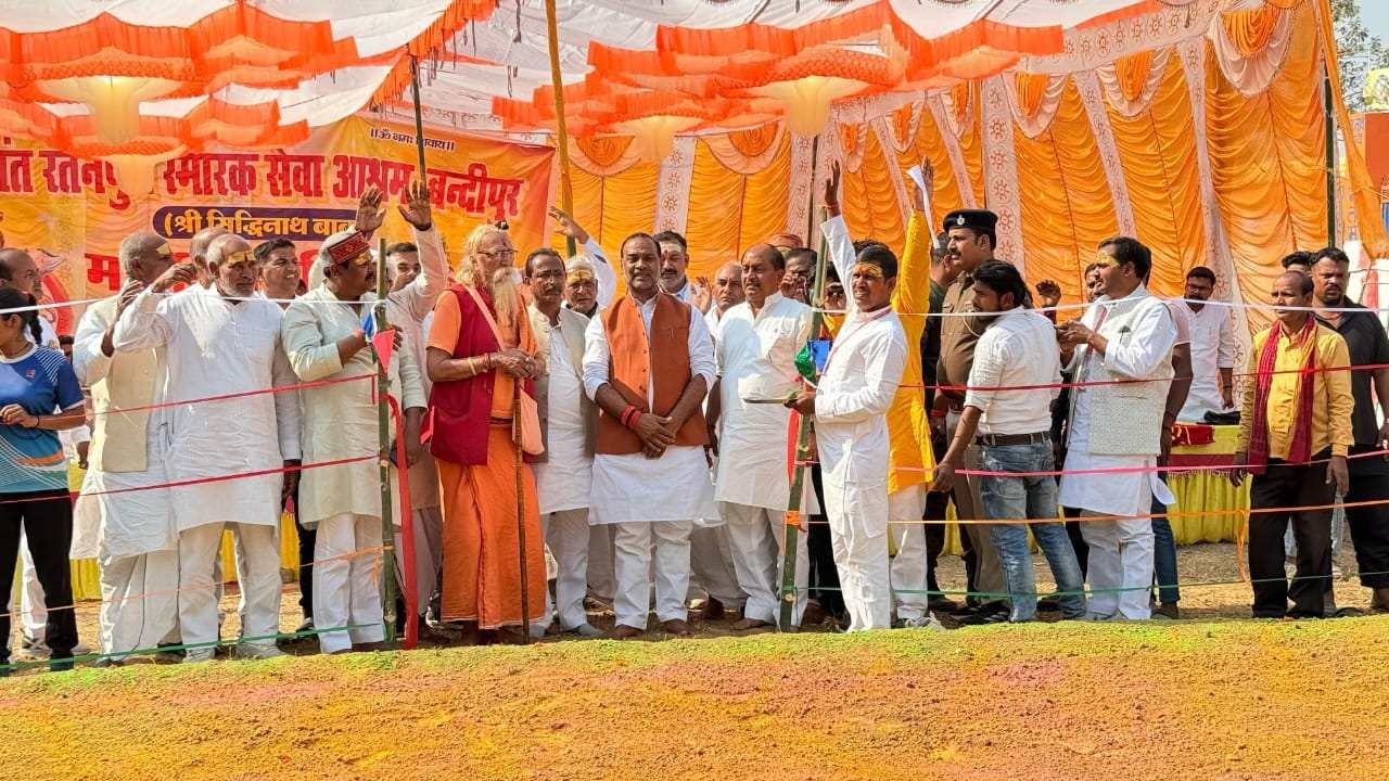 हिंदी समाचार |बाबा सिद्धनाथ मंदिर परिसर में...
