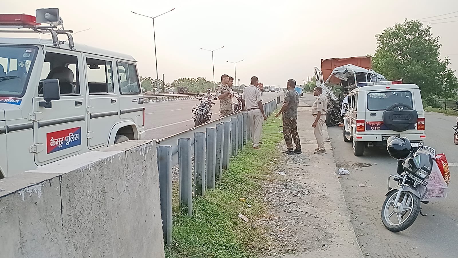 हिंदी समाचार | दो ट्रकों की टक्कर में चालक की...