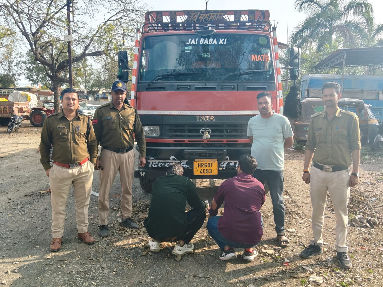 हिंदी समाचार | मथुरा के ट्रक चालक से 11 टन लोहे...