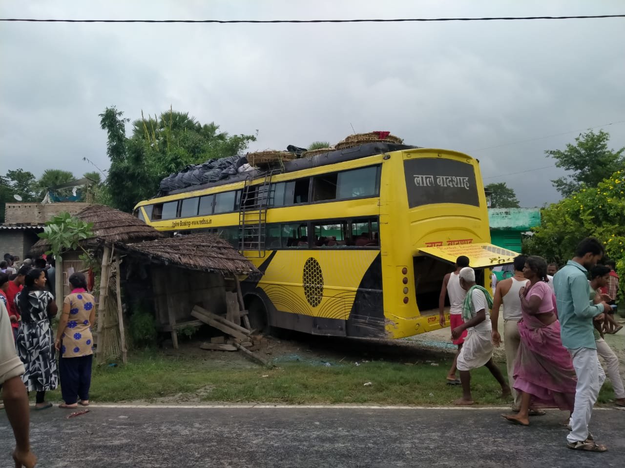 हिंदी समाचार |घर में घुसा बस 11 बच्चे हुए घायल