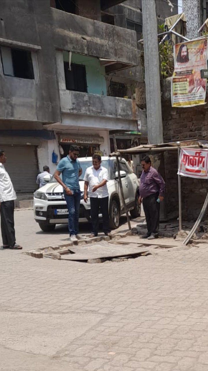 हिंदी समाचार |सड़क के मध्य में लगे वाॅल...