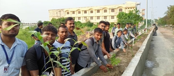 हिंदी समाचार |विद्यार्थियों में 90 पौध दान कर...