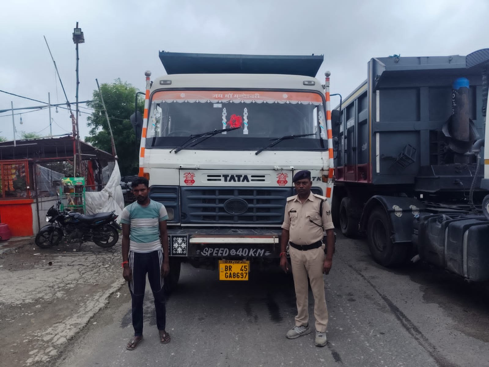 हिंदी समाचार | NH-19 पर ओवरलोड हाइवा जप्त 63 हजार...