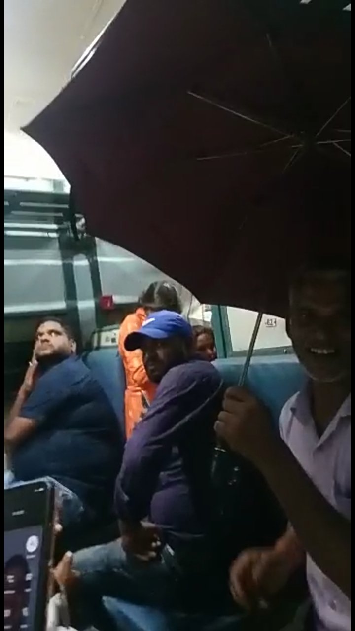 हिंदी समाचार |ट्रेन के छत से पानी टपकने से...