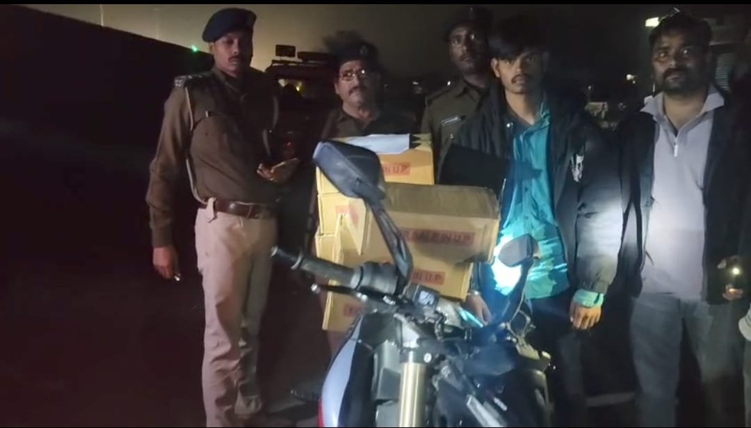 हिंदी समाचार |54 लीटर शराब के साथ एक बाइक सवार...