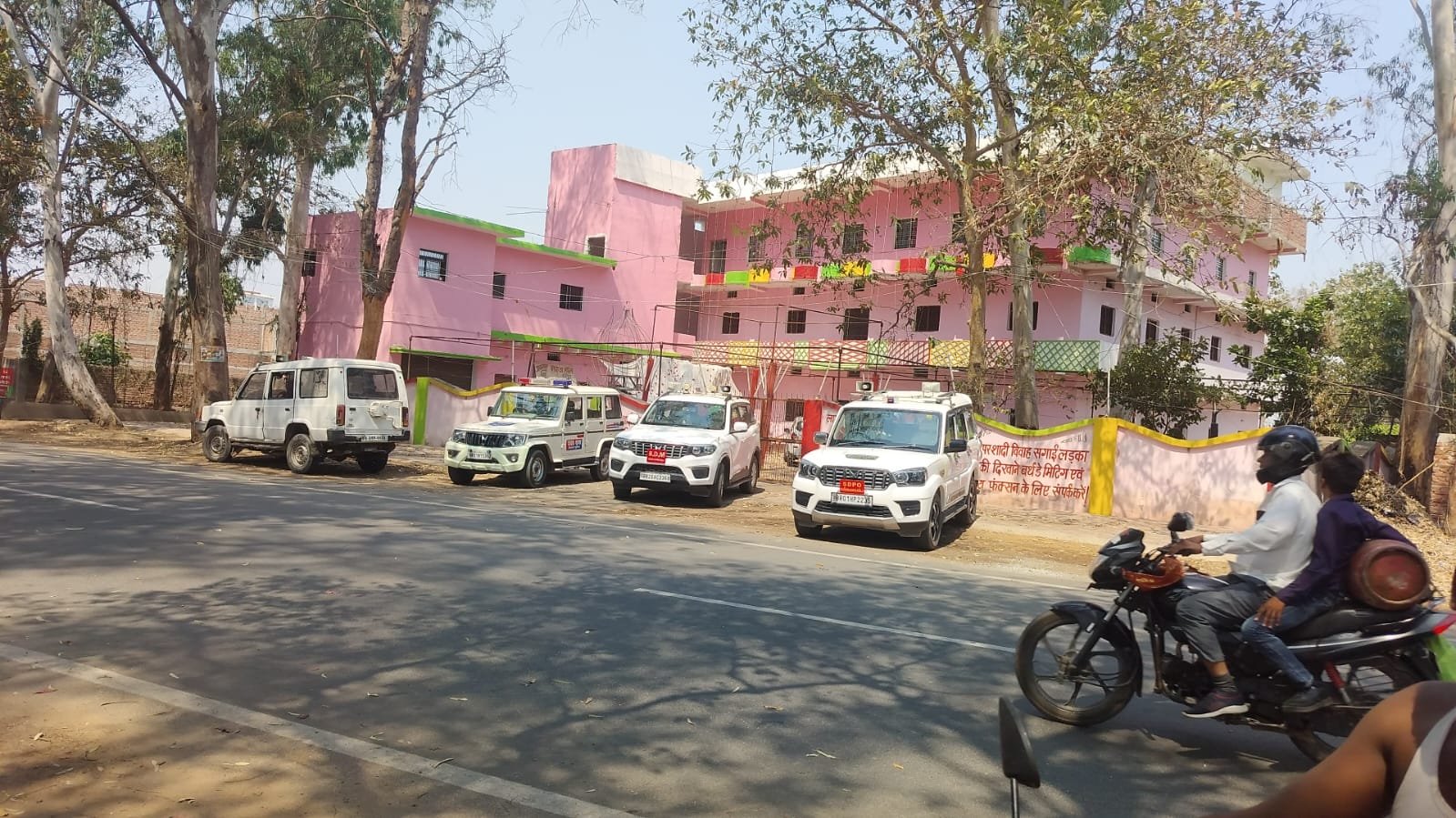 हिंदी समाचार |रेस्टोरेंट में छापा दो दर्जन...