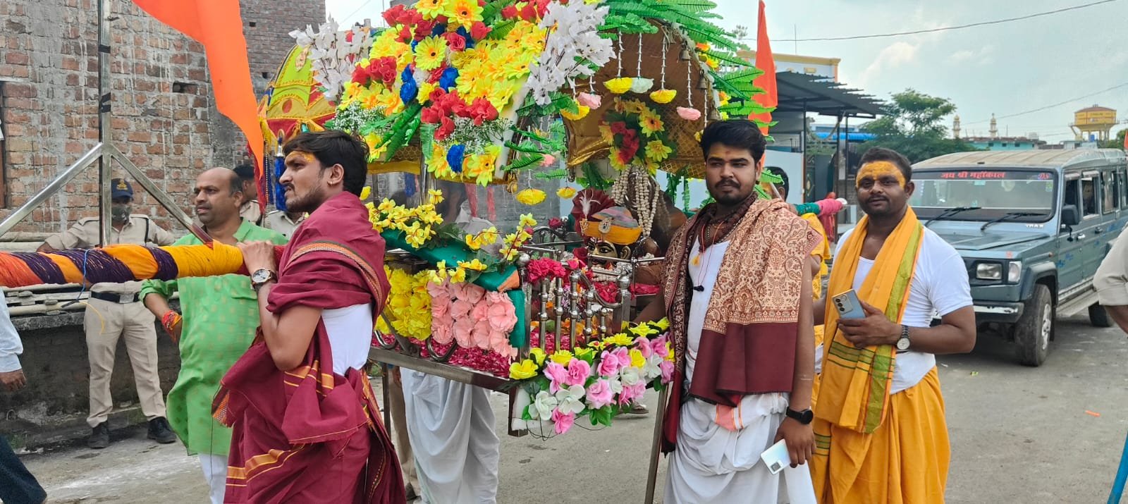 हिंदी समाचार |नगर में ठाठबाट से निकली बाबा...