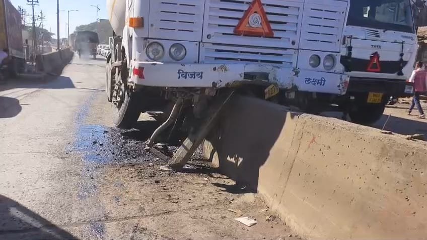 हिंदी समाचार | नदी नाका परिसर में डिवाइडर पर...