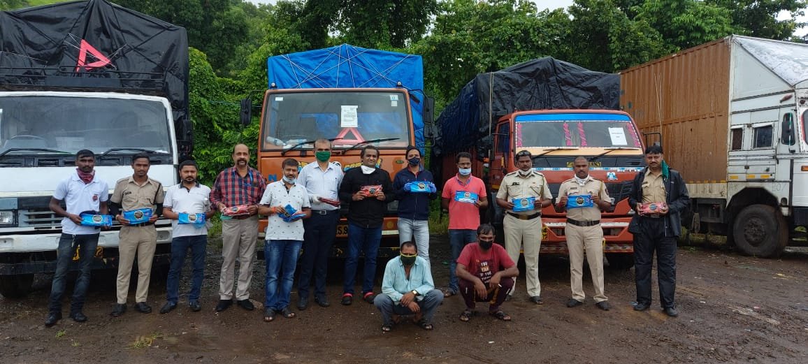 हिंदी समाचार |गुजरात से तीन ट्रक में लाया...