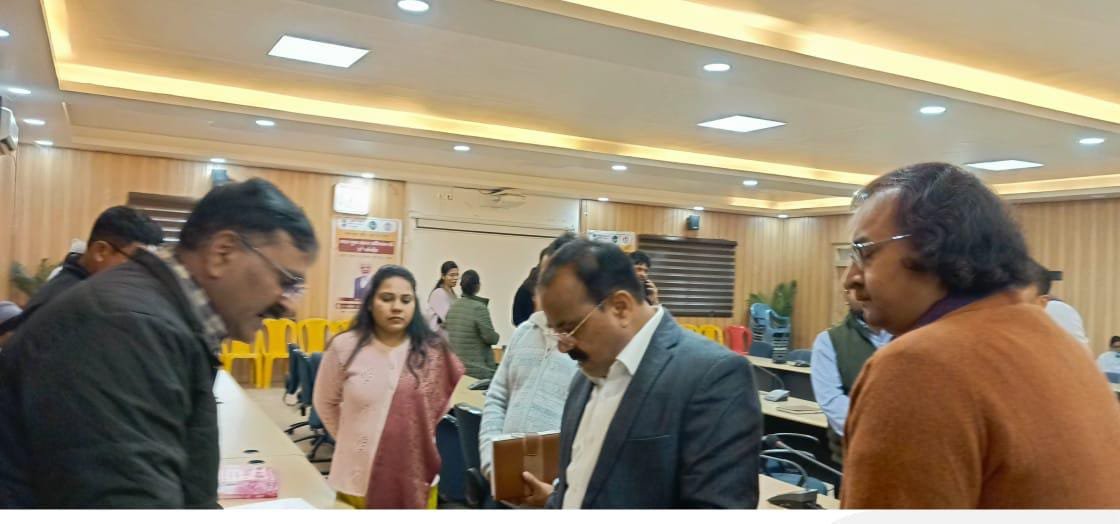 हिंदी समाचार |डीएम के जनता दरबार में 50 मामले...