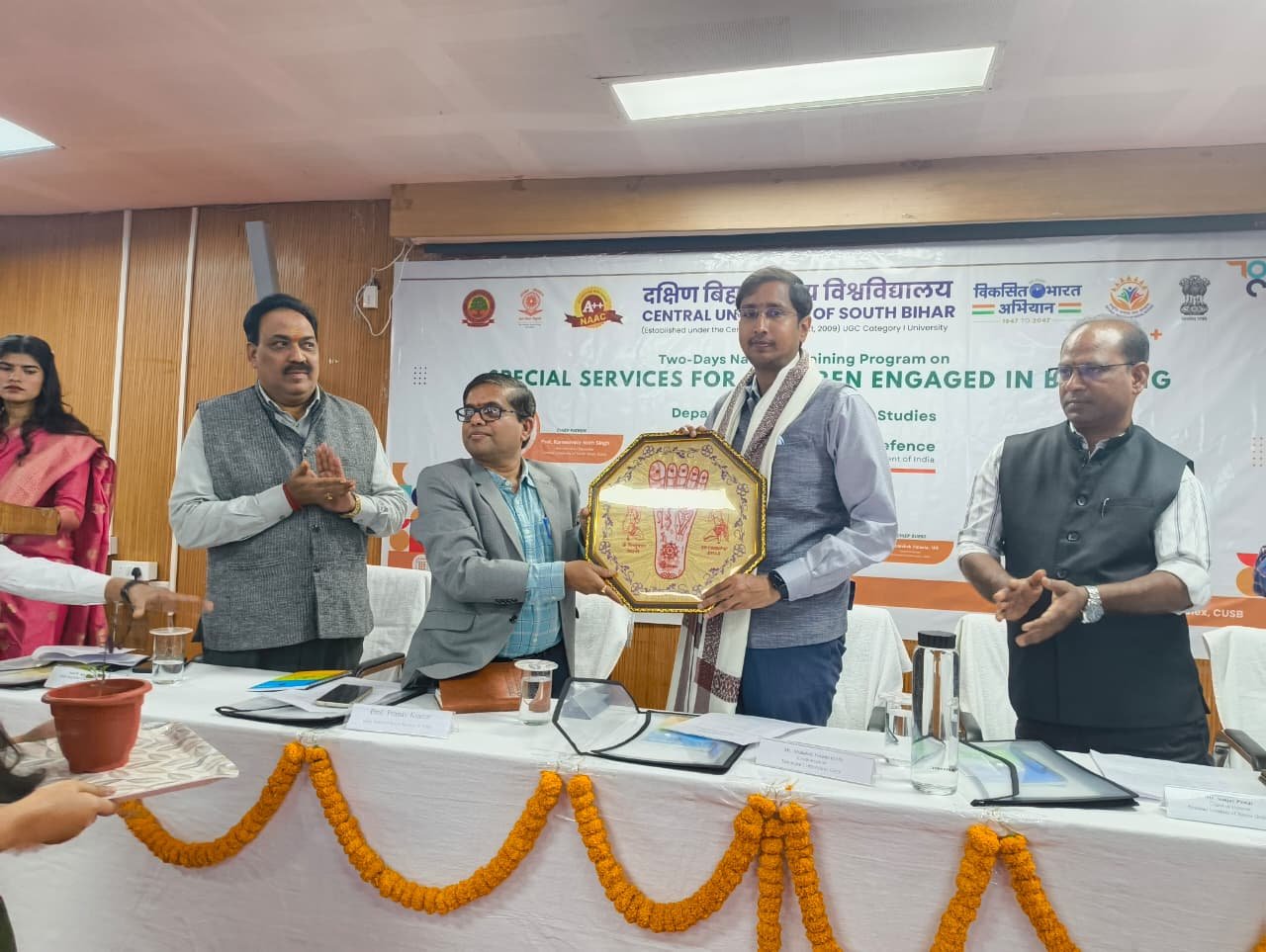 हिंदी समाचार |सीयूएसबी में भीख में संलग्न...