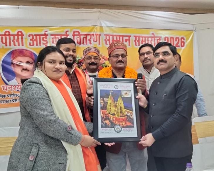 हिंदी समाचार | पत्रकार कड़ी मेहनत से सूचनाओं...