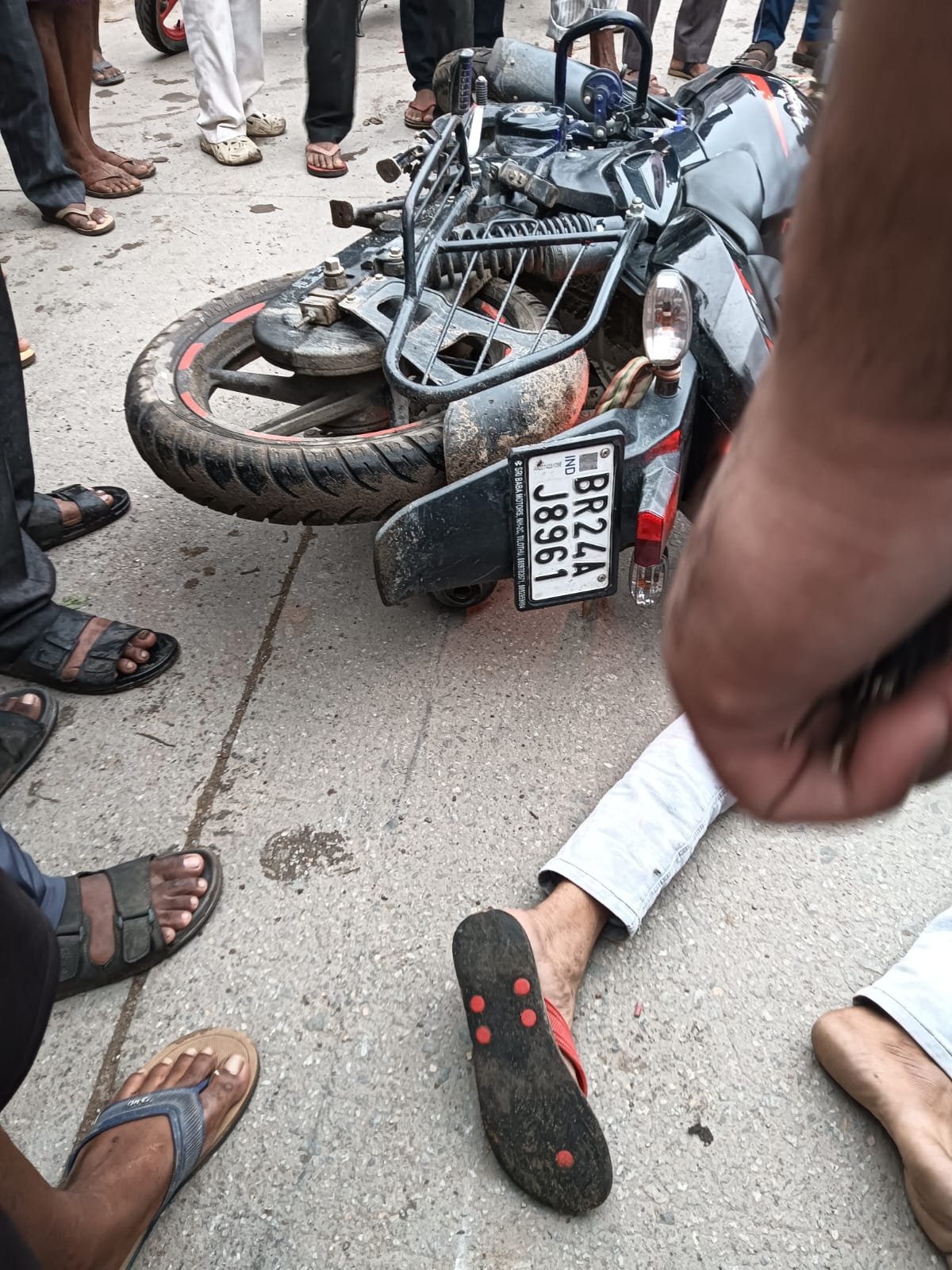 हिंदी समाचार | बाइक और डंपर की टक्कर में युवक...