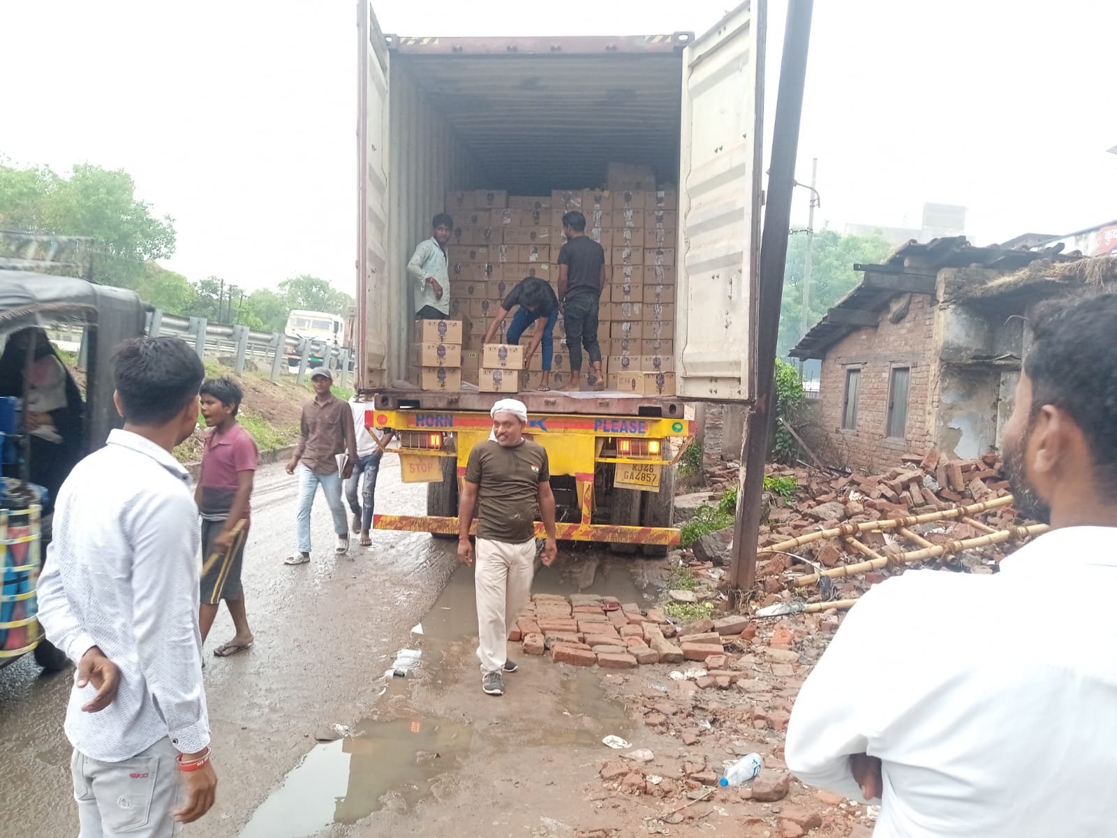 हिंदी समाचार |कुदरा पुलिस ने कंटेनर सहित...