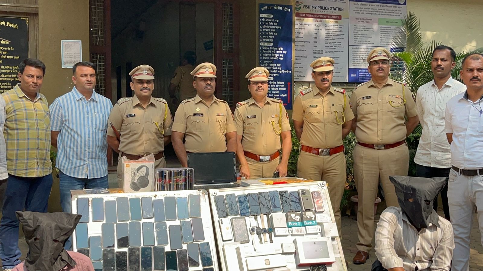 हिंदी समाचार | सिटी जोन मोबाइल शोरूम में...