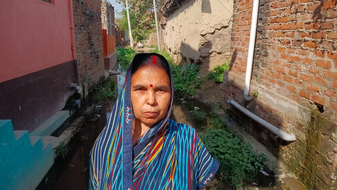 हिंदी समाचार |घर में है शादी दरवाजे पर गली...