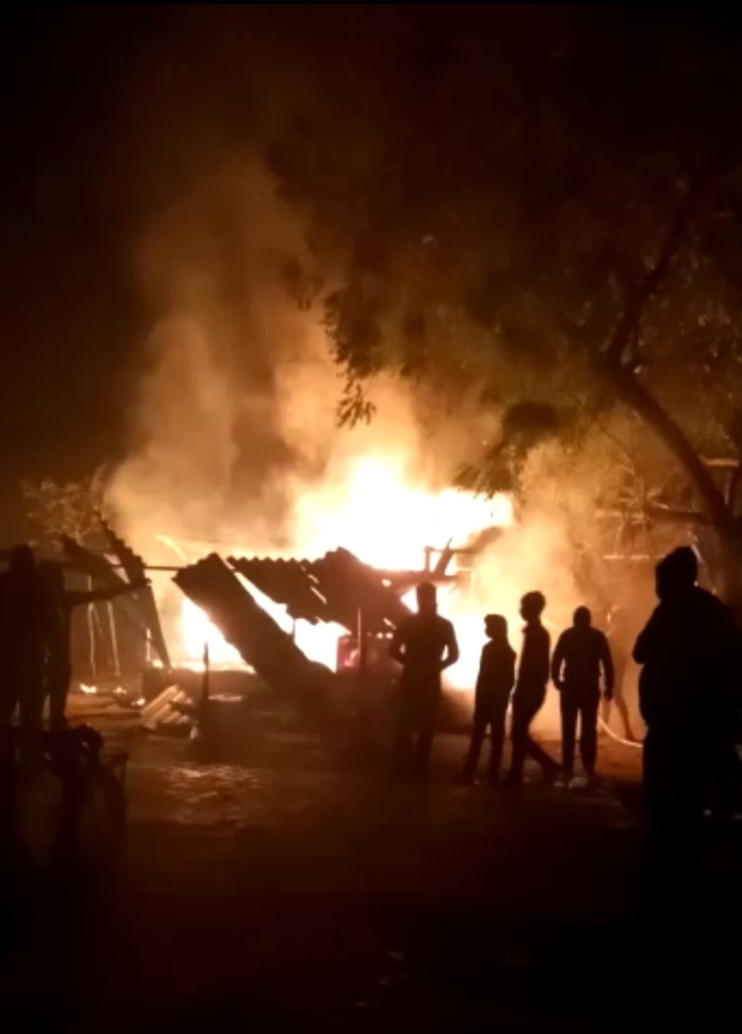 हिंदी समाचार |गोमती में आग लगने से हजारों का...
