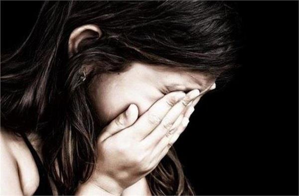 हिंदी समाचार |बदनाम करने की धमकी देकर...