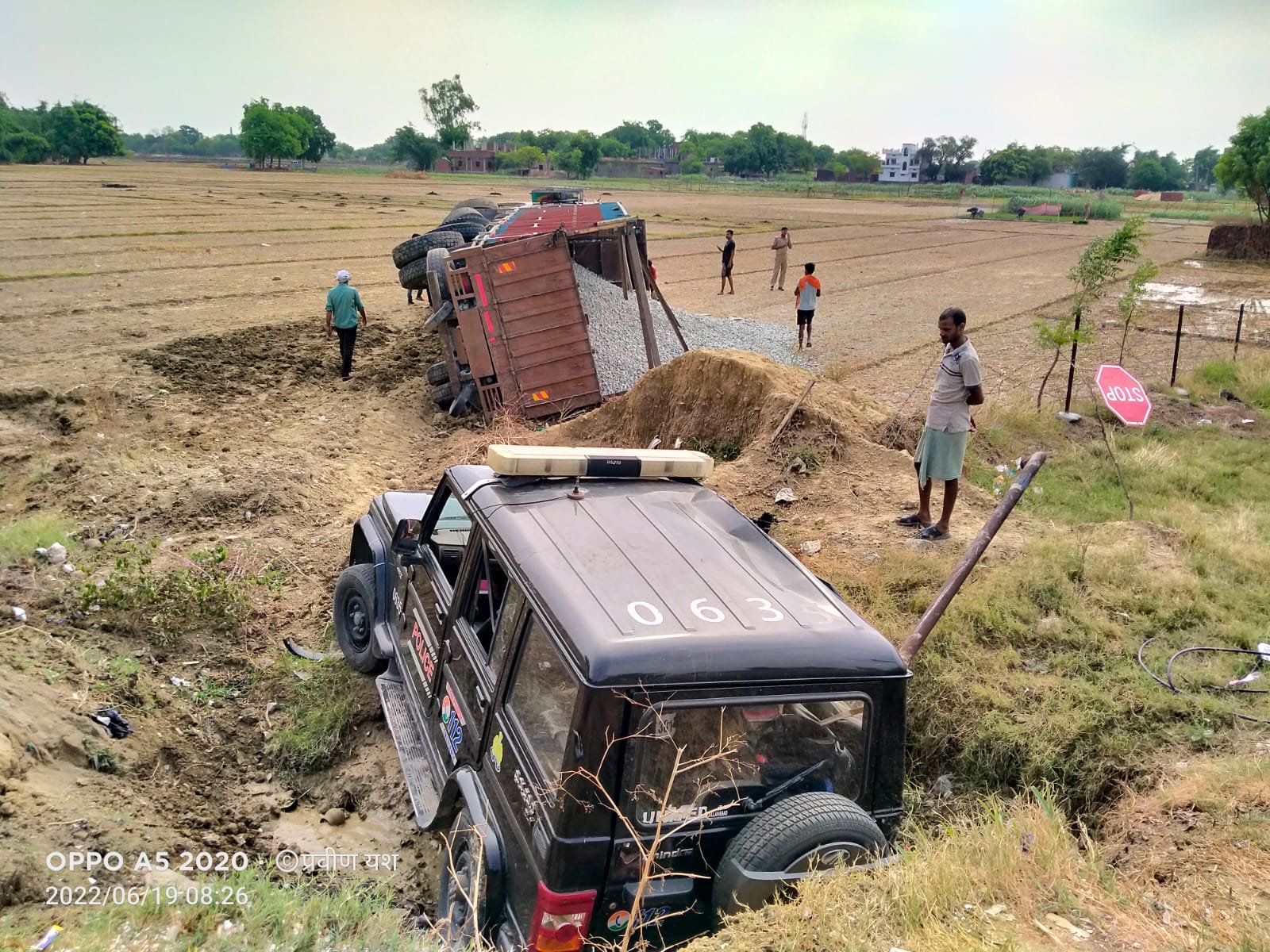 हिंदी समाचार |पीआरबी वाहन में ट्रक ने मारी...
