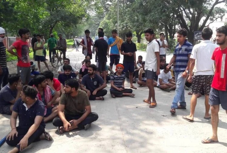 हिंदी समाचार |बीएचयू हॉस्टल के बाहर छात्रों...