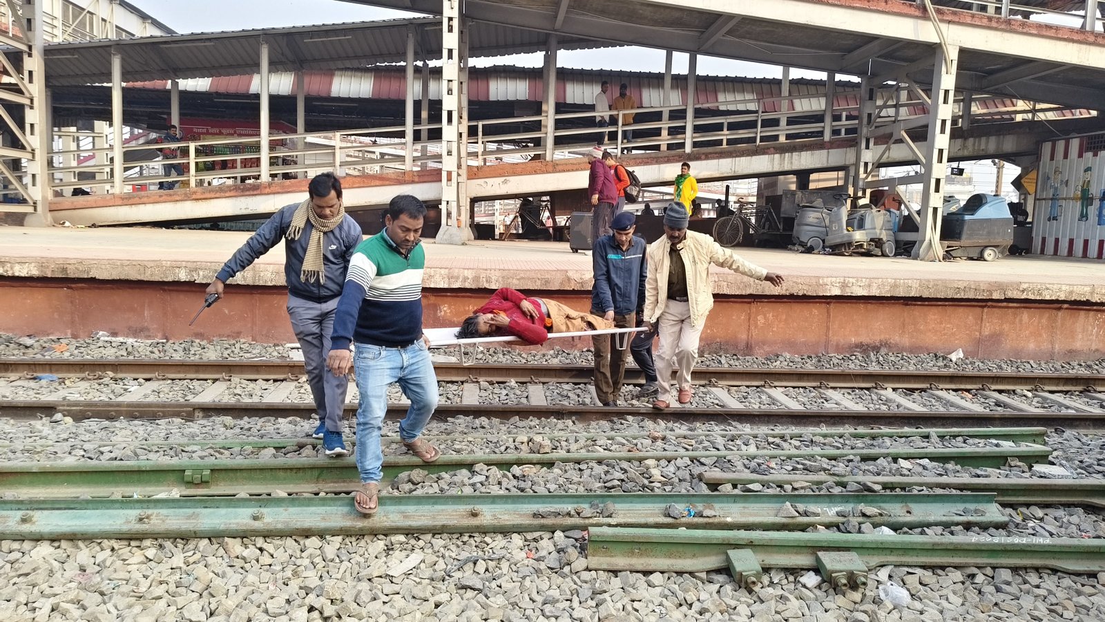 हिंदी समाचार |दुन एक्सप्रेस से महिला की पैर...