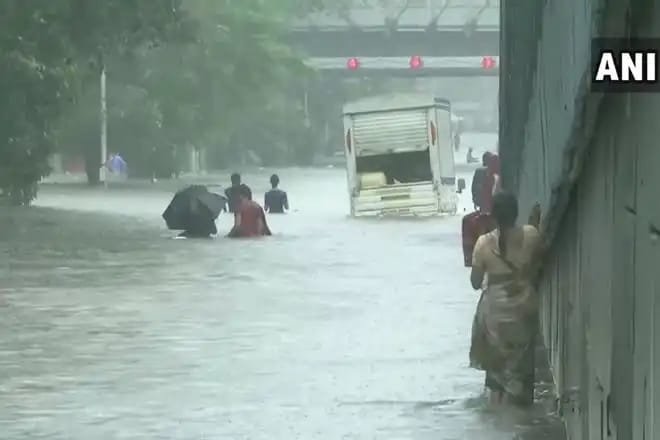 हिंदी समाचार |लगातार बारिश के वजह से मुंबई...