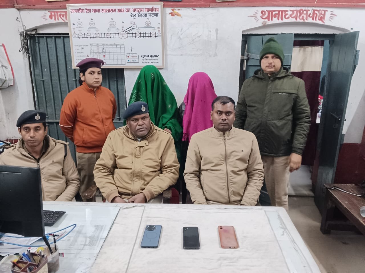 हिंदी समाचार |चोरी के 03 मोबाइल के साथ दो...