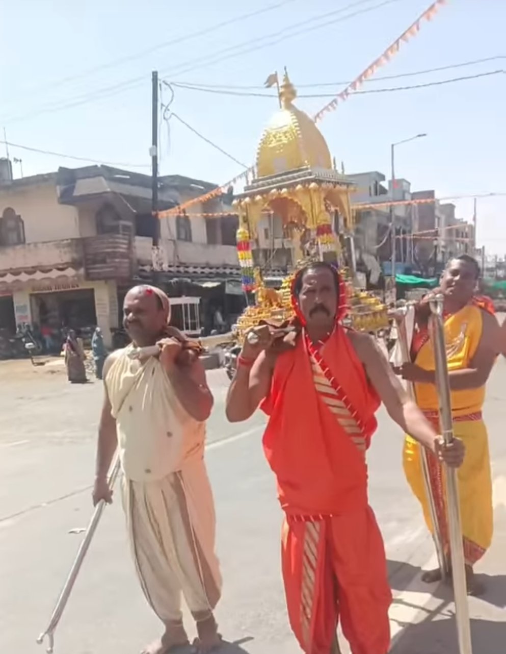 हिंदी समाचार | तलेन में धूमधाम से निकाली गई...